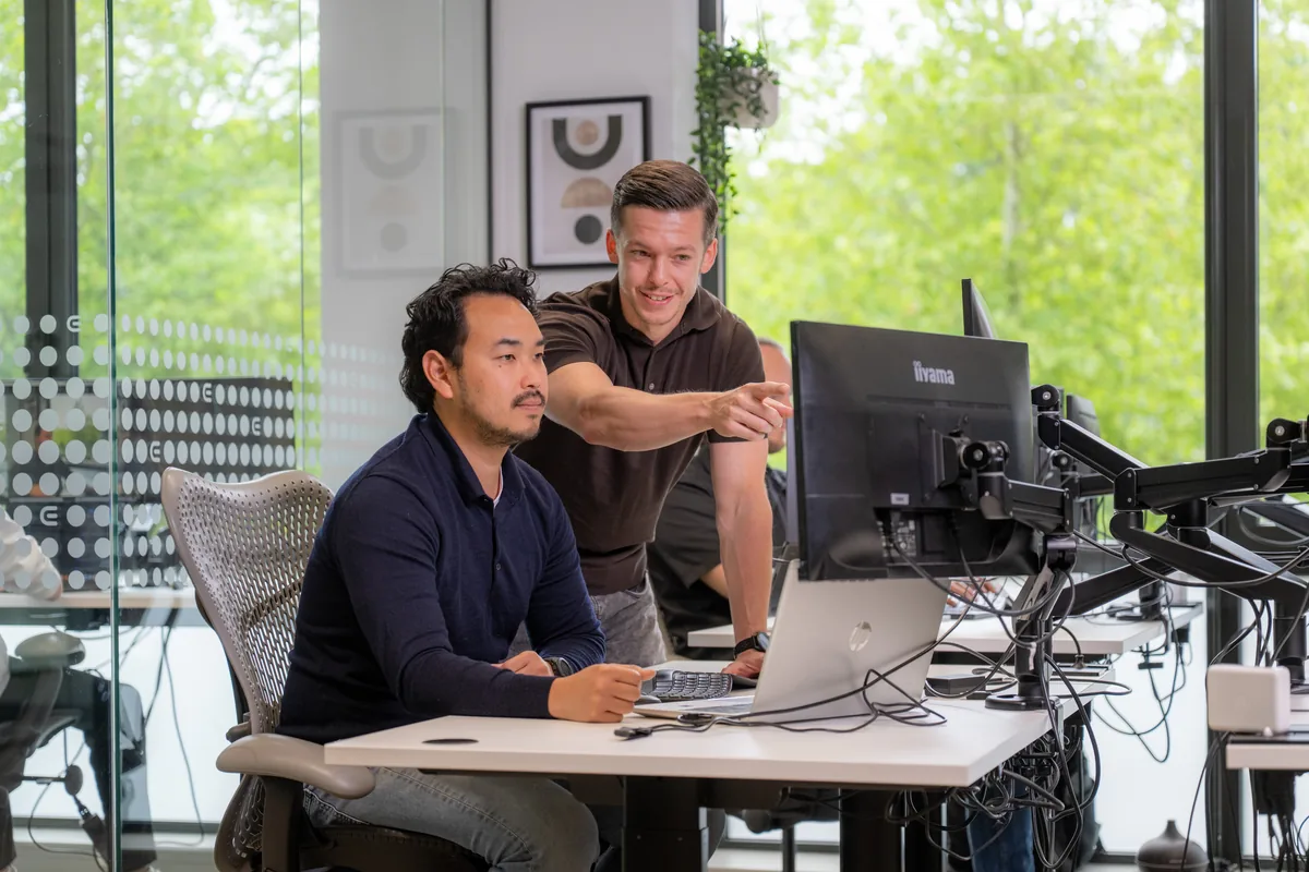 Twee Emendis-ontwikkelaars werken samen aan code